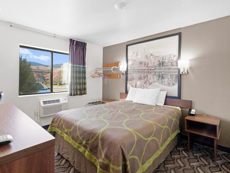 More Photos Of 1412 Warm Springs Dr, Dubois Hotel For Sale
