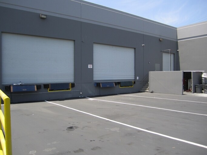 More Photos Of 550 N Nash St, El Segundo Warehouse For Lease