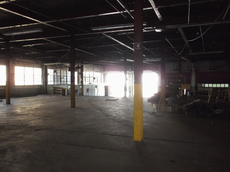 More Photos Of 10 Park St, Amsterdam Distribution For Lease