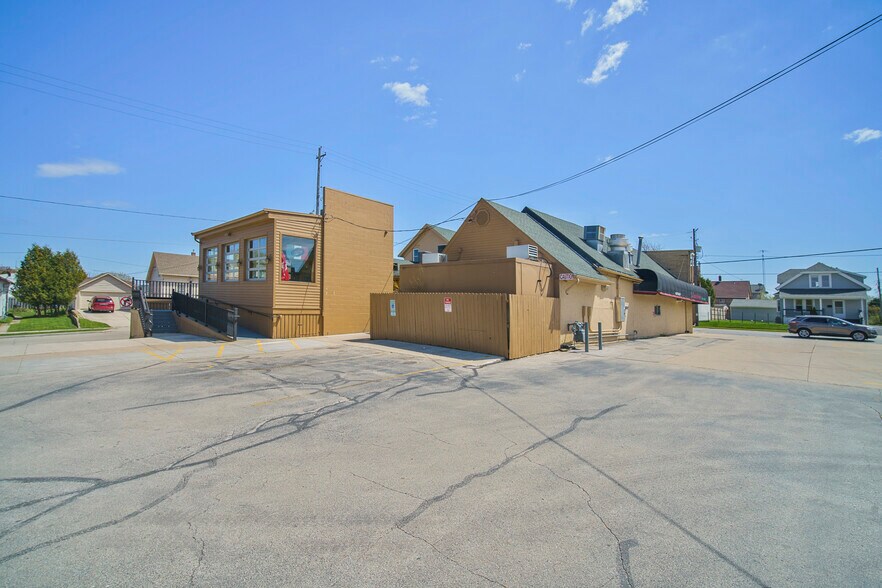 More Photos Of 2204 Washington St, Manitowoc General Retail For Sale
