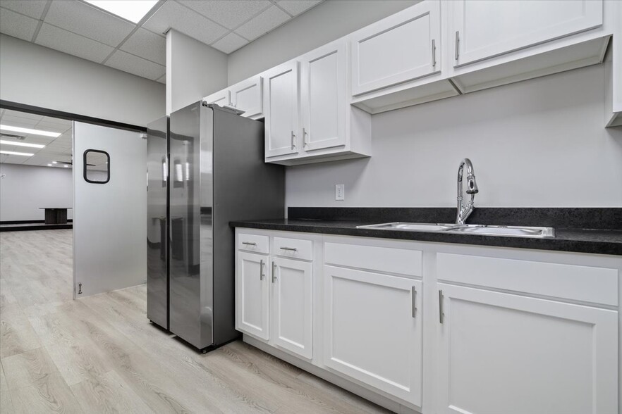 More Photos Of 1415 Shelby St, Indianapolis Office For Sale