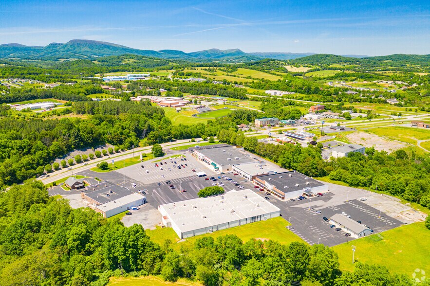 More Photos Of 744-766 N Lee Hwy, Lexington Unknown For Lease