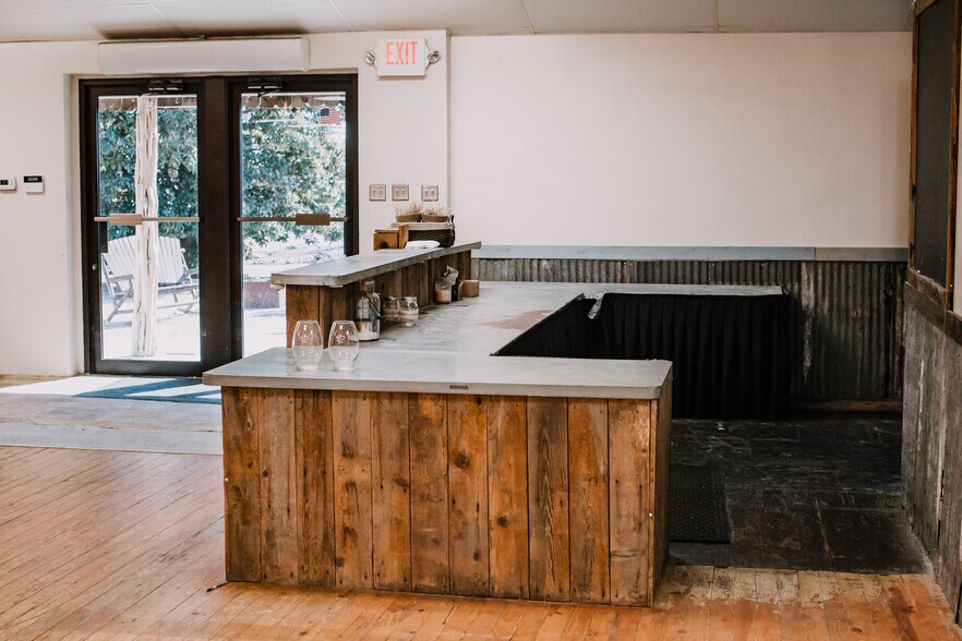 More Photos Of 13893 US Highway 87, Adkins Flex For Sale