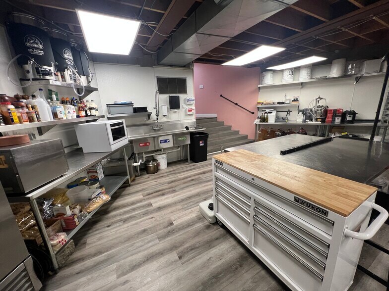More Photos Of 10804 Wilkshire Blvd, Bolivar Office For Sale