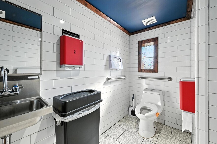 More Photos Of 801 W Washington St, Petersburg Storefront Retail Residential For Sale