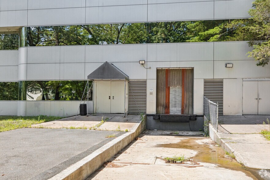 More Photos Of 2 Waterside Crossing, Windsor Office For Sale