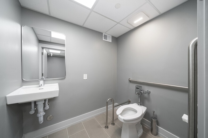 More Photos Of 845 Newark Ave, Jersey City Medical For Lease