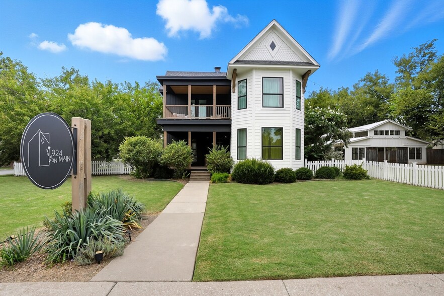 More Photos Of 924 S Main St, Broken Arrow Showroom For Sale