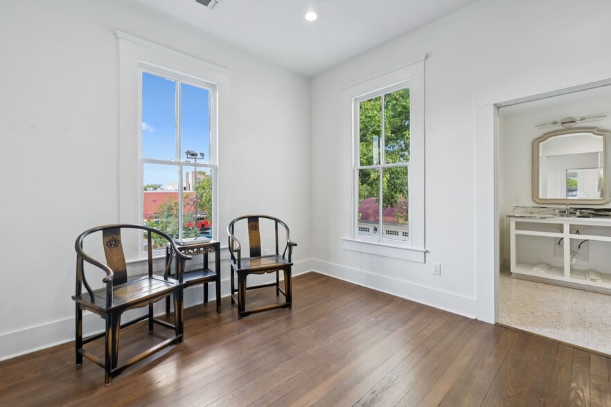 More Photos Of 321 E Dewey Pl, San Antonio Office For Sale