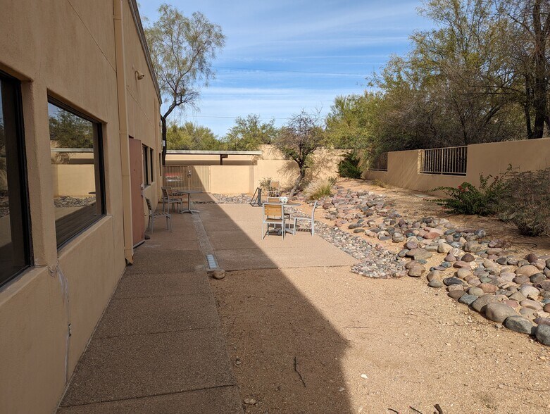 More Photos Of 180 W Magee Rd, Tucson Medical For Lease