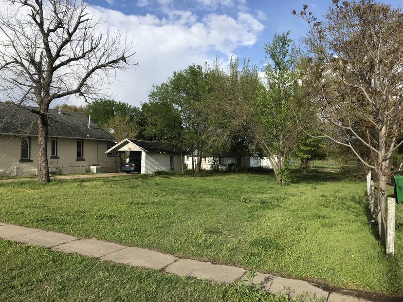 More Photos Of 524 S Main St, Newkirk Service Station For Sale