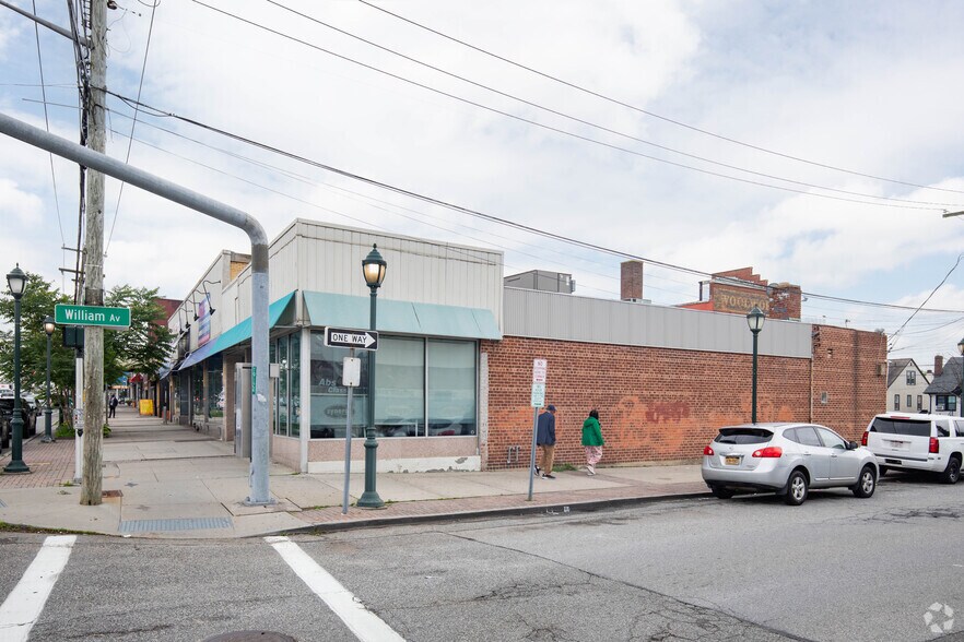 More Photos Of 995 Hempstead Tpke, Franklin Square General Retail For Sale