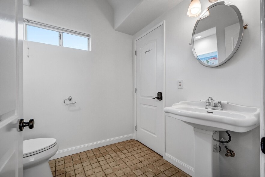 More Photos Of 179 Pomona Ave, Long Beach Hospitality For Sale