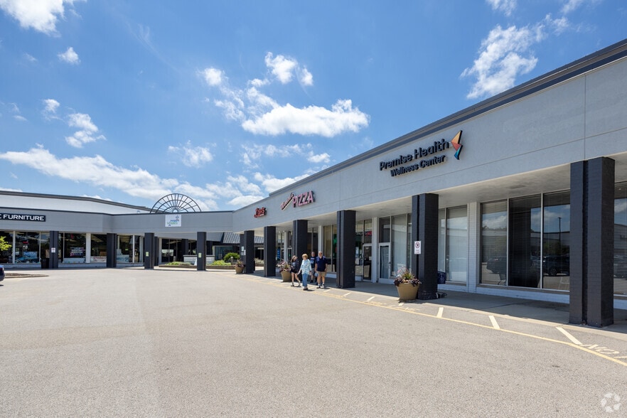 More Photos Of 4125-4193 Dundee Rd, Northbrook Storefront For Lease