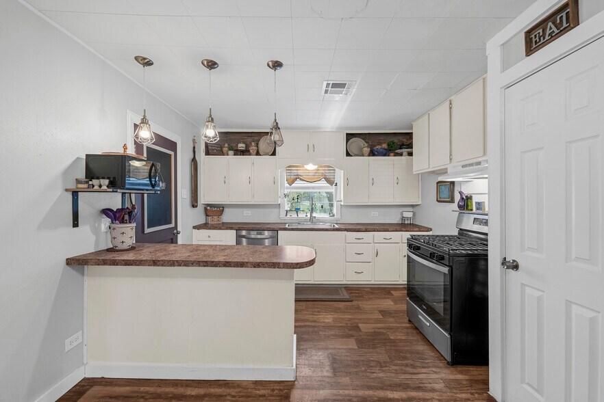 More Photos Of 3027 Poppy St, Needville Apartments For Sale