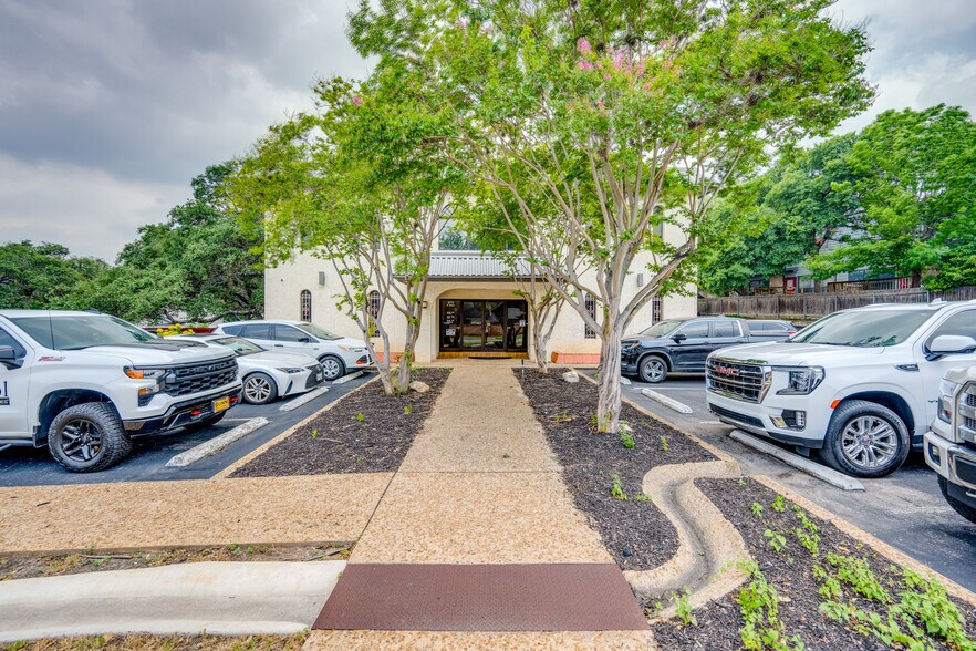 More Photos Of 975 W Bitters Rd, San Antonio Office For Sale