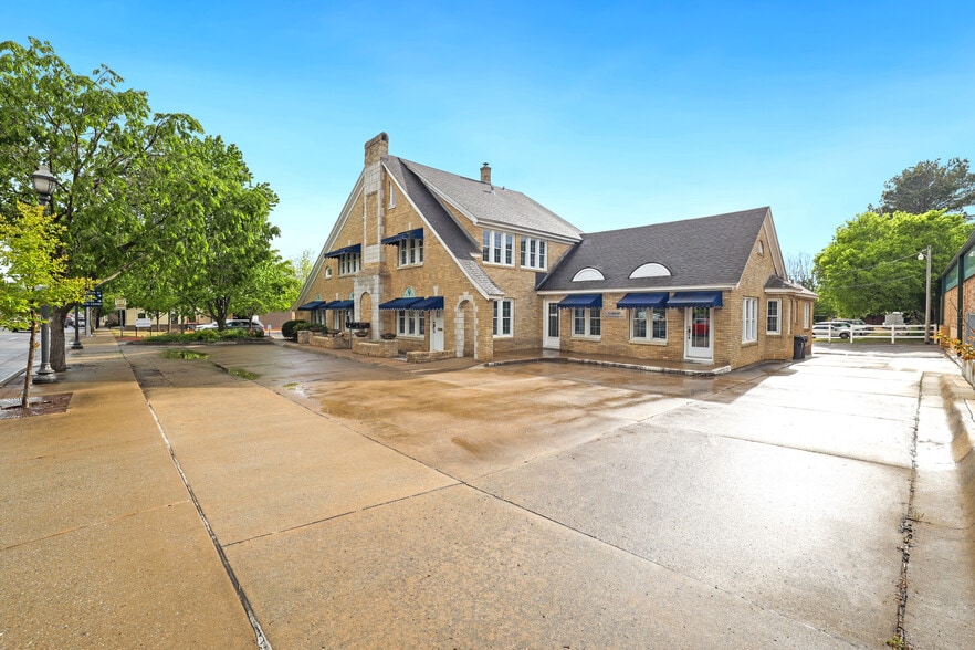 More Photos Of 355 N College Ave, Fayetteville Office Residential For Lease