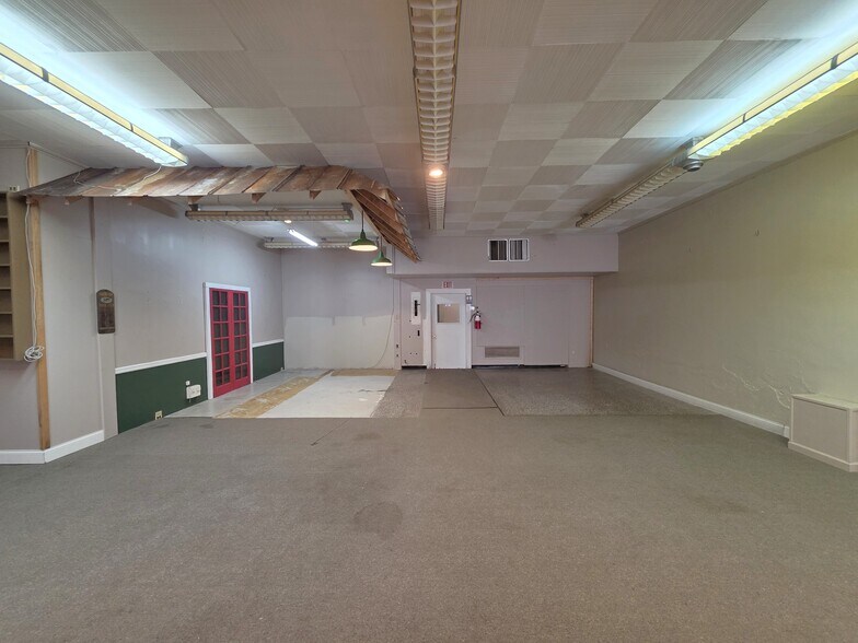 More Photos Of 206 E Main St, Rockwell Storefront Retail Office For Lease