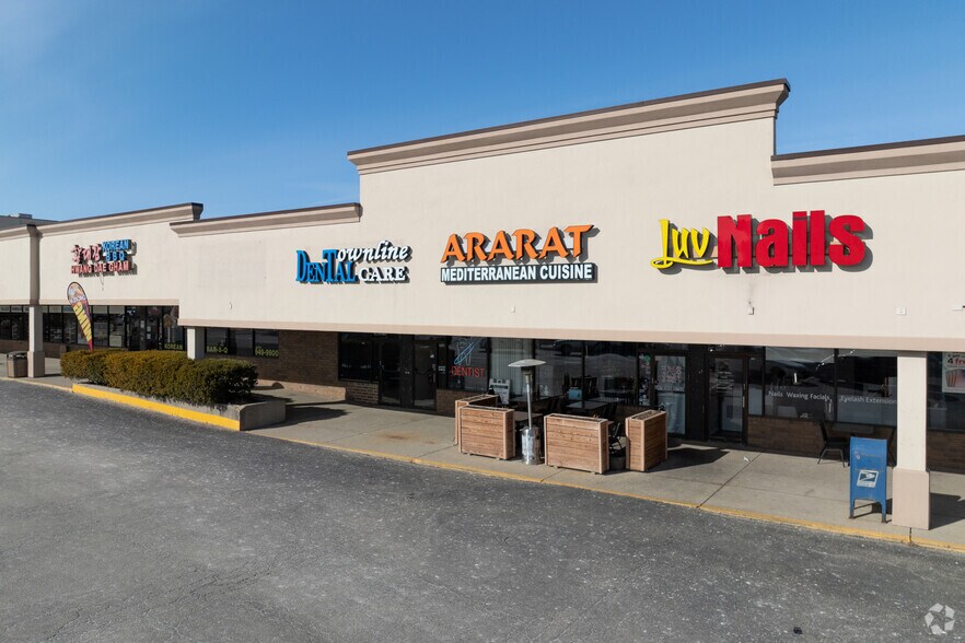 More Photos Of 350-372 Townline Rd, Mundelein General Retail For Lease