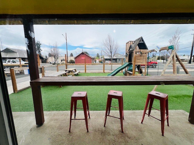 More Photos Of 122 SW 5th St, Redmond Specialty For Sale