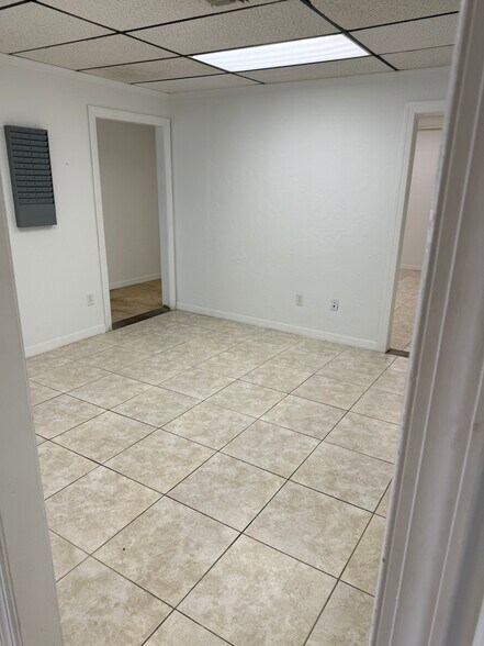 More Photos Of 1412-1414 Viscaya Pky, Cape Coral Warehouse For Lease