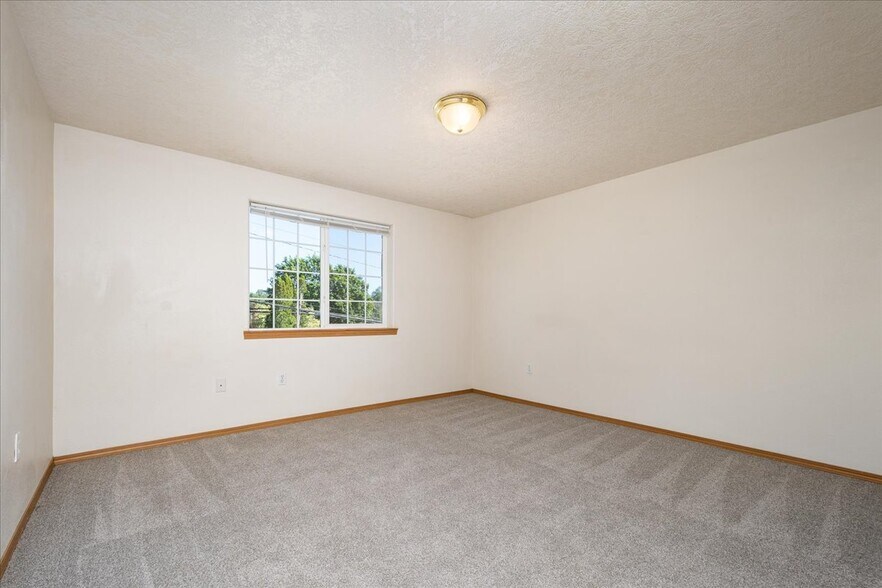 More Photos Of 4038-4048 SE Powell Valley Rd, Gresham Specialty For Sale