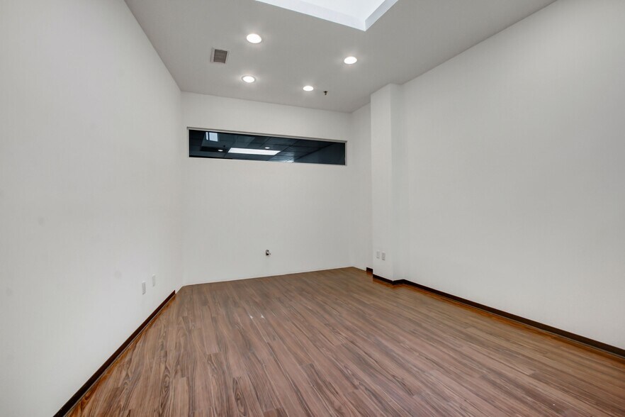 More Photos Of 11500-11518 Santa Monica Blvd, Los Angeles Office For Sale