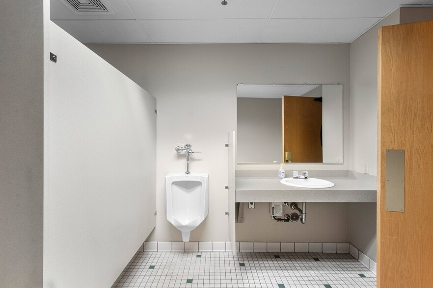 More Photos Of 2980 Walker Dr, Green Bay Office For Sale