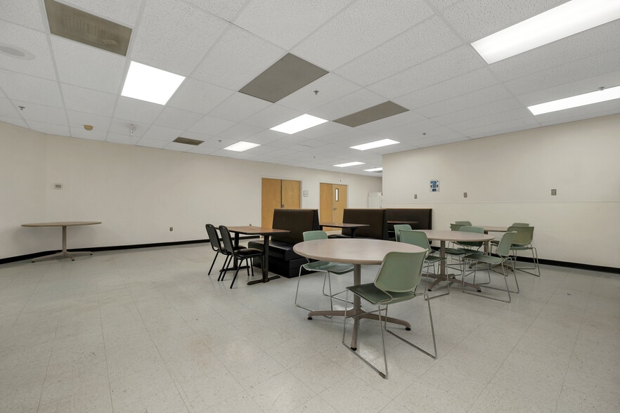 More Photos Of 41 Simon St, Nashua Flex For Lease