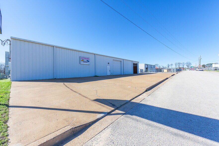 More Photos Of 39 N Madison Dr, Humboldt Showroom For Sale