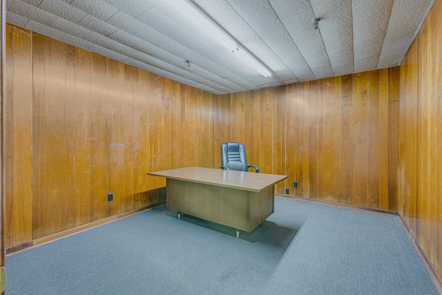 More Photos Of 1000 Gilway St, Holly Hill Light Distribution For Sale