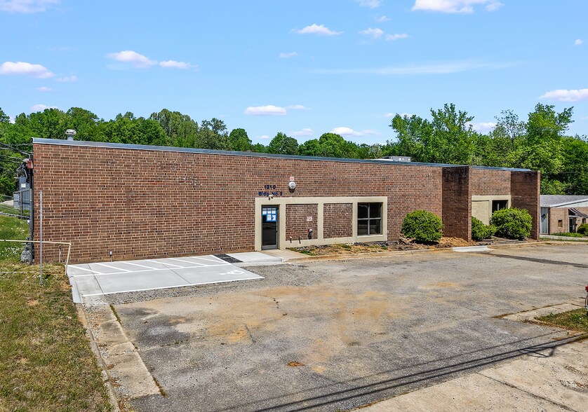 More Photos Of 1210 Hickory Chapel Rd, High Point Light Distribution For Sale