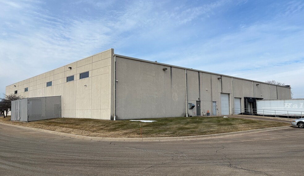More Photos Of 3001 Dairy Dr, Madison Warehouse For Lease