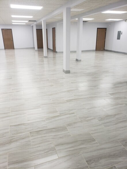 More Photos Of 24724 Lahser Rd, Southfield Office For Sale