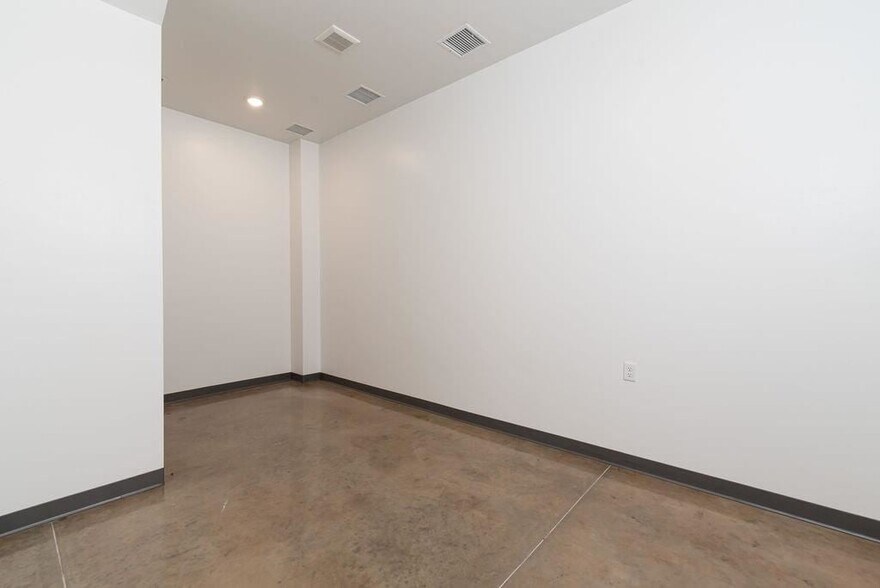 More Photos Of 417 NE 144th Pl, Edmond Light Distribution For Lease