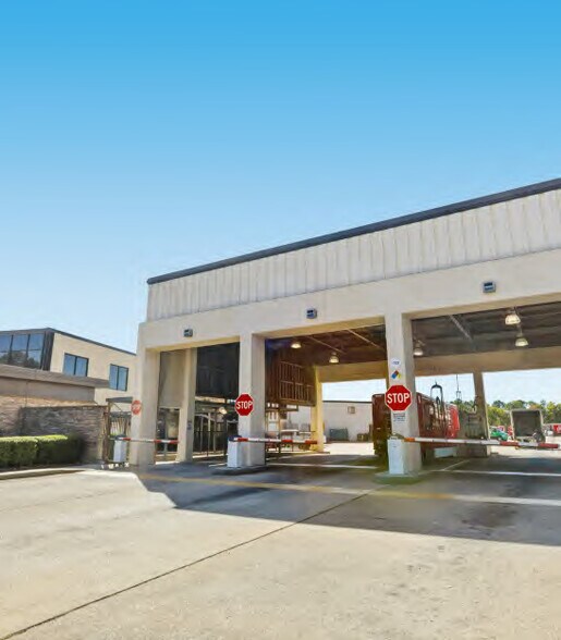 More Photos Of 4600 E Lake Blvd, Birmingham Warehouse For Sale