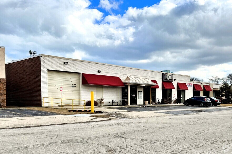 Primary Photo Of 6421-6425 N Hamlin Ave, Lincolnwood Coworking Space