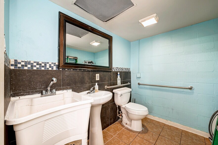 More Photos Of 9007 Irvington Blvd, Houston Freestanding For Sale