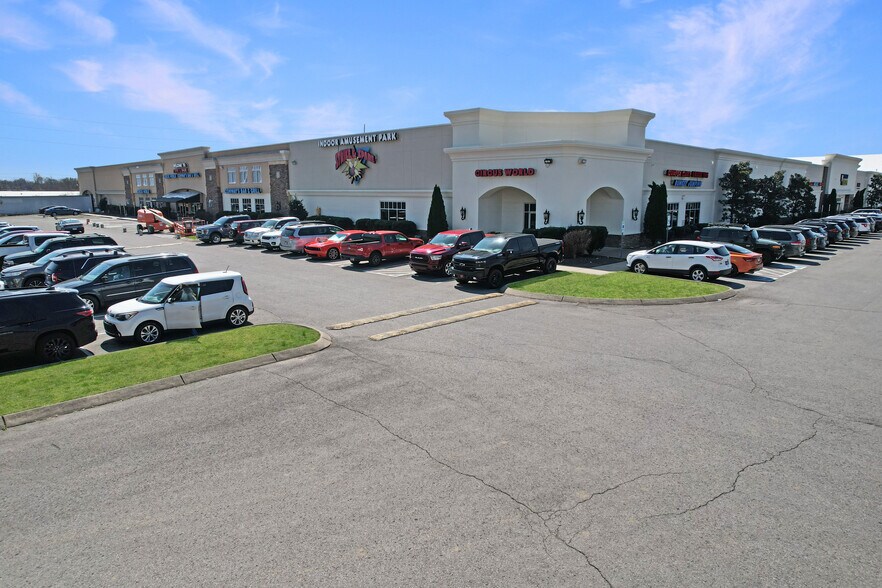 More Photos Of 90 Volunteer Dr, Hendersonville Flex For Sale