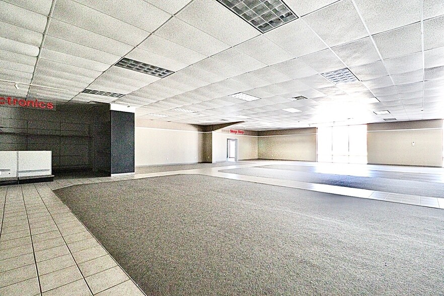 More Photos Of 1450 W Marion Ave, Lake Park Freestanding For Lease