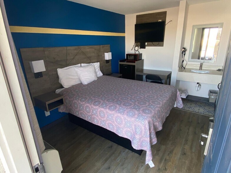 More Photos Of 921 E 8th St, Dallas Hotel For Sale