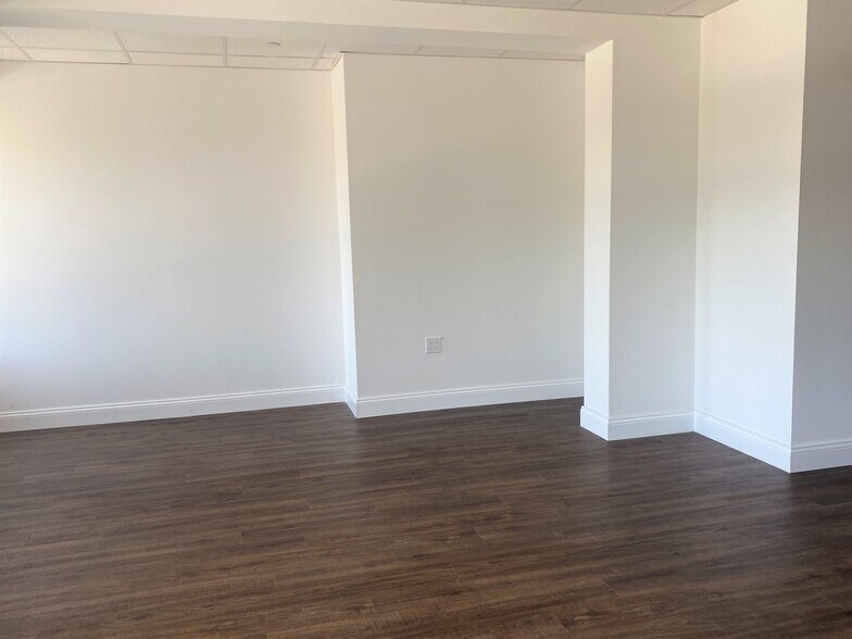 More Photos Of 1909 Great Neck Rd, Copiague Freestanding For Lease