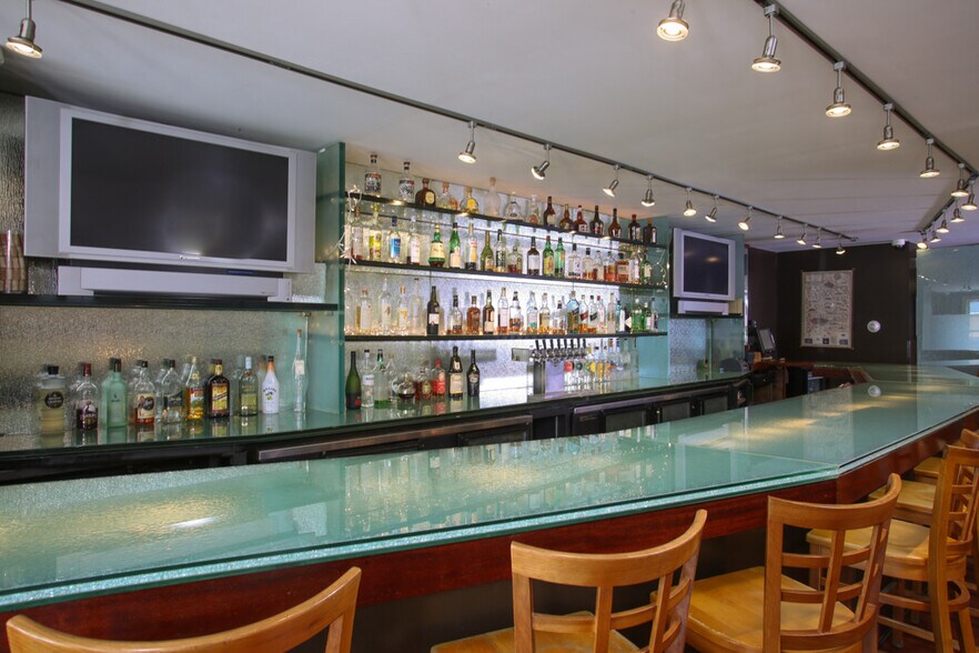 More Photos Of 15 Franklin St, Lenox Restaurant For Lease