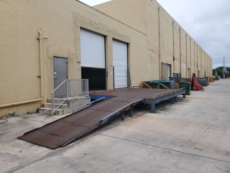 More Photos Of 6001 Powerline Rd, Fort Lauderdale Showroom For Lease