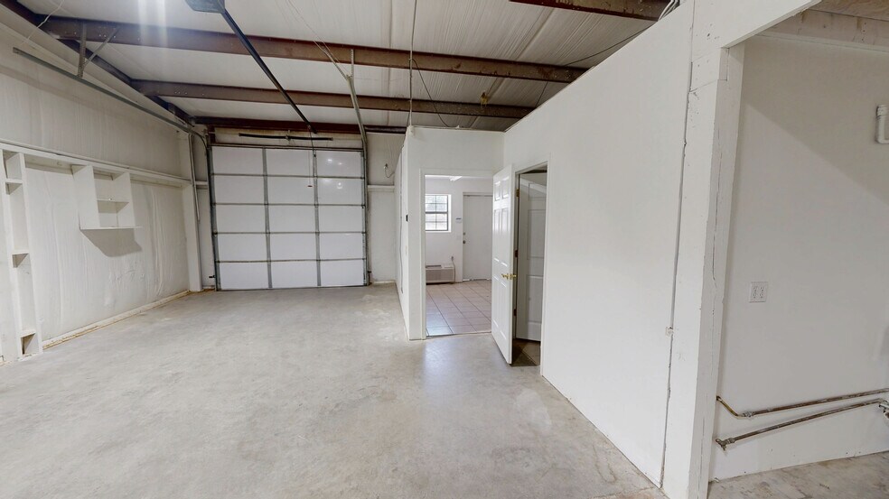 More Photos Of 1601-1623 Acorn Dr, Rogers Distribution For Lease