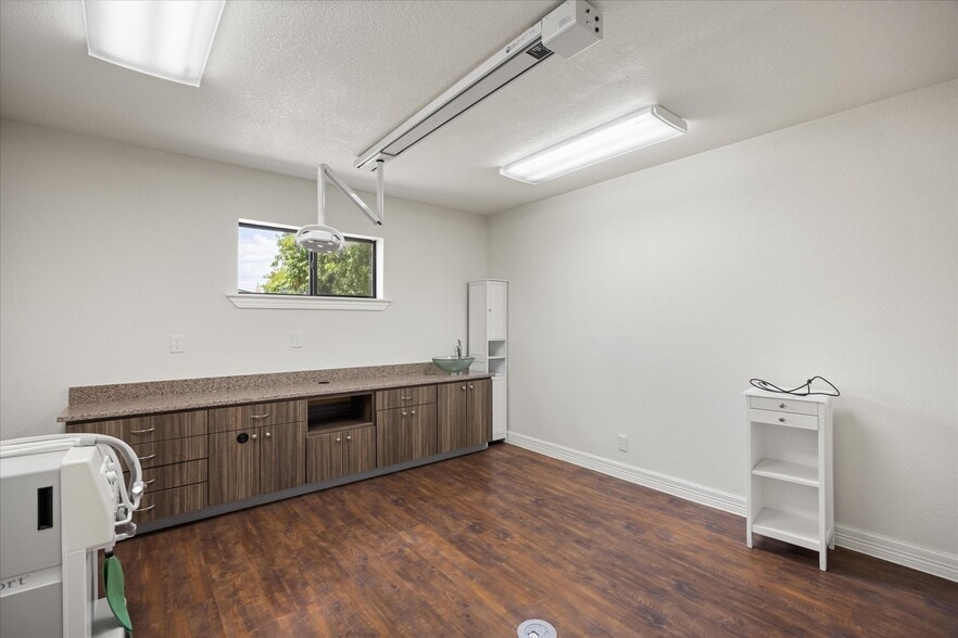 More Photos Of 310 W Bluff St, Granbury Office For Sale
