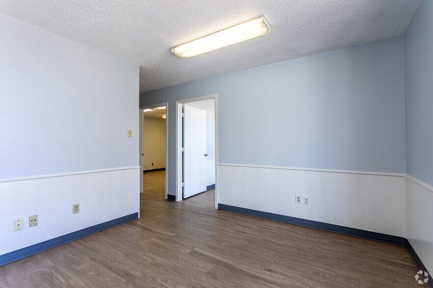 More Photos Of 10930 Switzer Ave, Dallas Unknown For Lease