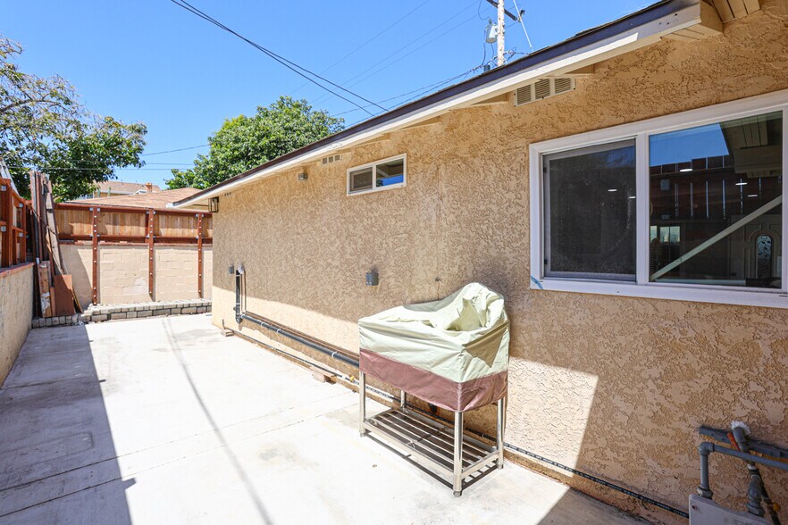 More Photos Of 2117-2119 E 7th St, Long Beach Storefront Retail Residential For Sale