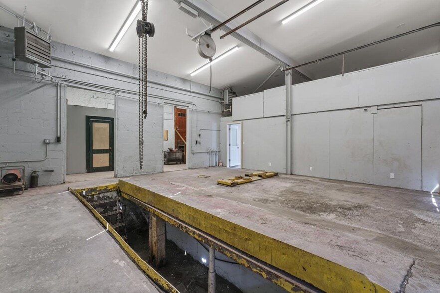 More Photos Of 178 Columbia Tpke, Rensselaer Auto Repair For Sale