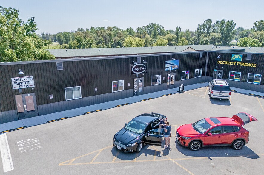 More Photos Of 1186 N Shawano St, New London General Retail For Lease